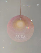 Geschenkanhänger „Your beautiful aura feels like sunshine“ von Anna Cosma, am Band vor hellem Hintergrund