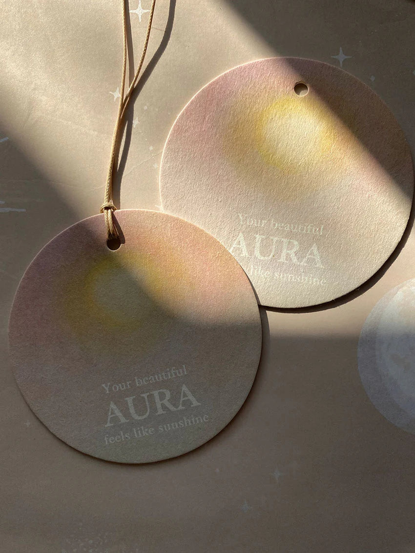 Geschenkanhänger „Your beautiful aura feels like sunshine“ von Anna Cosma, an Bändern im Sonnenlicht