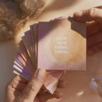Kartenset „Be your own sunshine“ mit 15 Affirmationskarten von Anna Cosma, Karten in der Hand