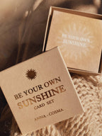 Kartenset „Be your own sunshine“ mit 15 Affirmationskarten von Anna Cosma, Schachtel und Karten