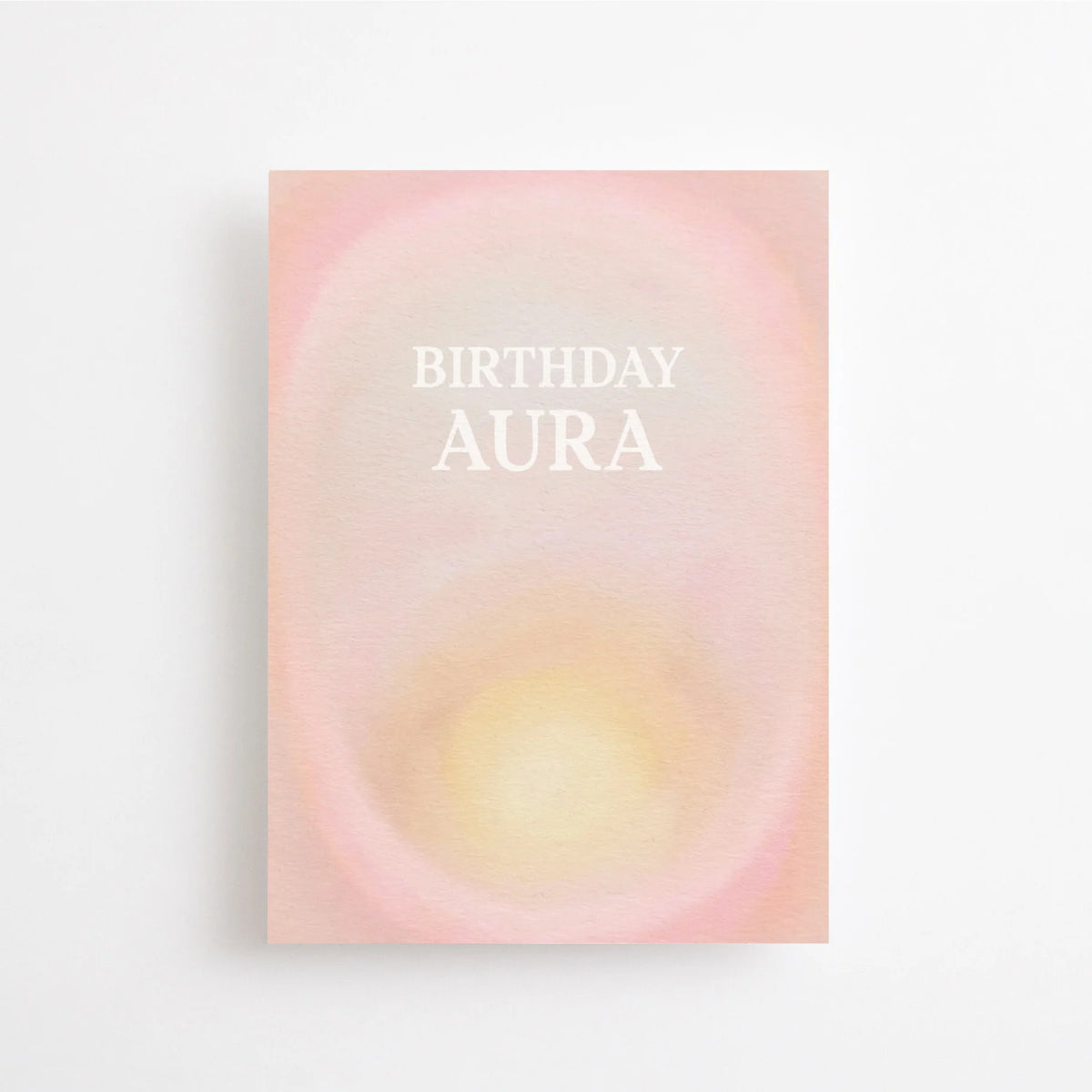 Postkarte Birthday Aura von Anna Cosma A6: eine Geburtstagskarte mit leuchtender Aura in Rosé und Gelb und dem Schriftzug „Birthday Aura“