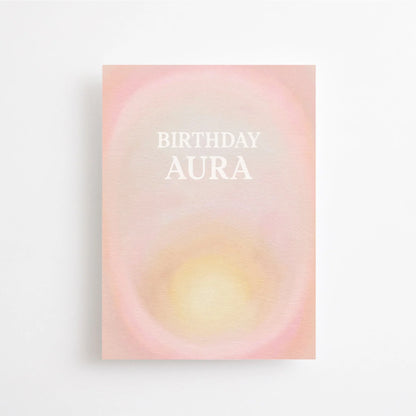 Postkarte Birthday Aura von Anna Cosma A6: eine Geburtstagskarte mit leuchtender Aura in Rosé und Gelb und dem Schriftzug „Birthday Aura“
