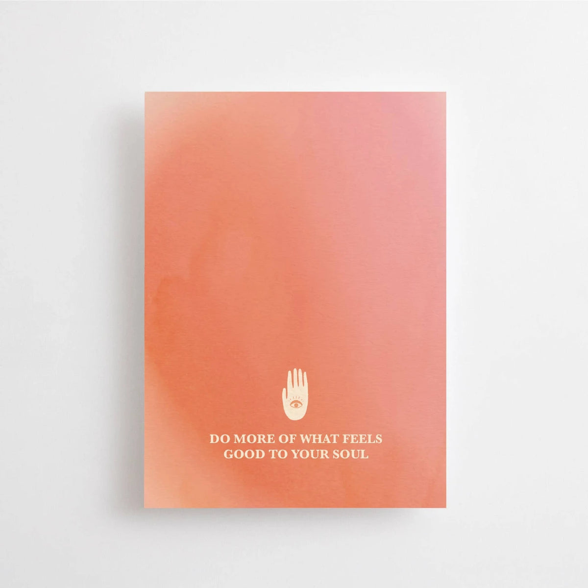 Postkarte Do more of what feels good to your soul – Sakralchakra von Anna Cosma A6: eine Chakrakarte in Orange und Koralle mit Hand-Symbol und dem Schriftzug „Do more of what feels good to your soul“