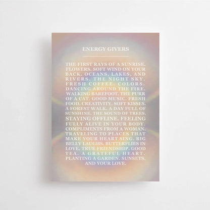 Postkarte Energy Givers von Anna Cosma A6: eine graue Karte mit einem Regenbogenkreis aus vielen kleinen Worten und dem Schriftzug „Energy Givers“