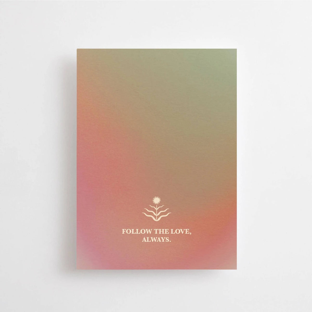 Postkarte Follow the love, always – Herzchakra von Anna Cosma A6: eine Chakrakarte im Verlauf von Grün zu Rosé mit Herzchakra-Symbol und dem Schriftzug „Follow the love, always“