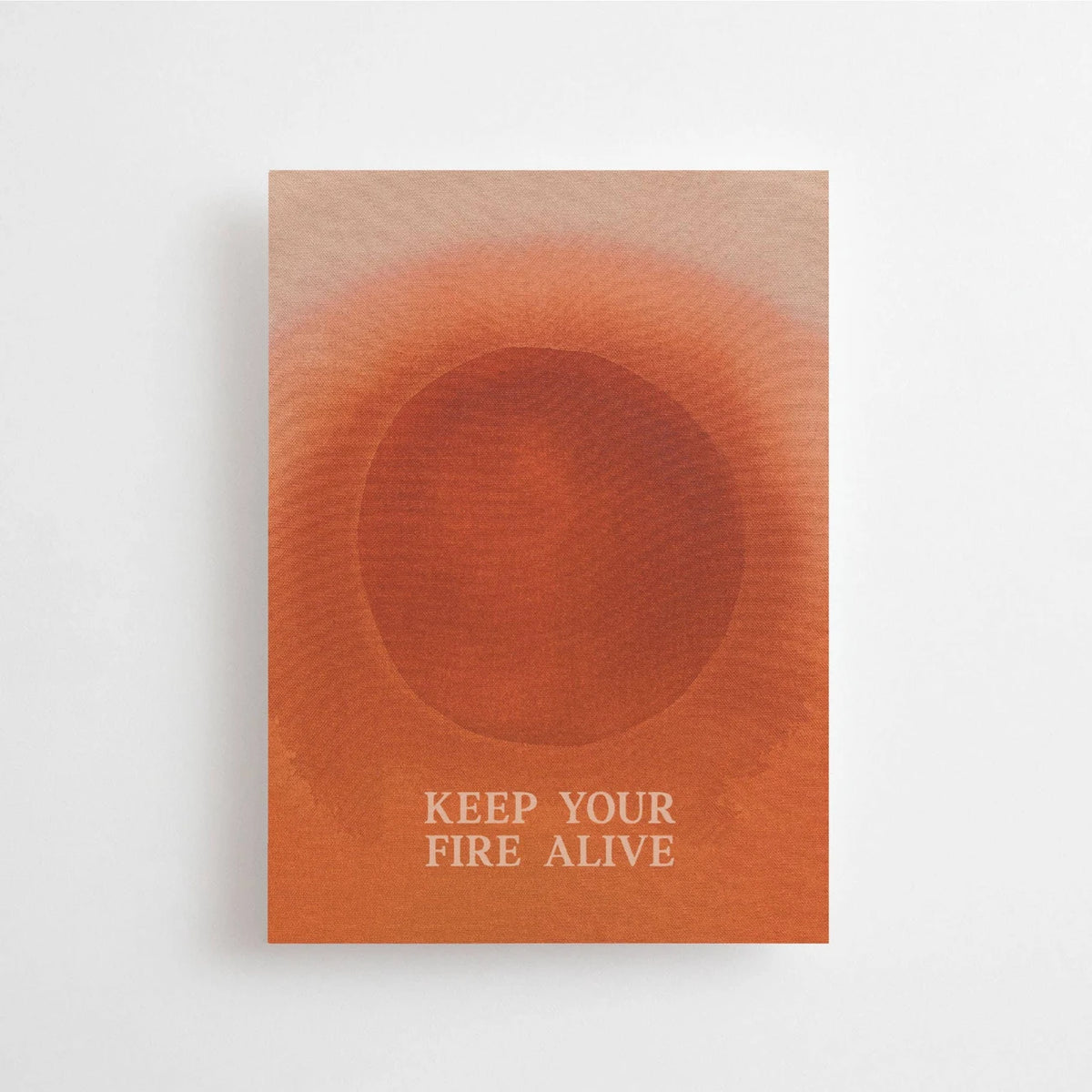 Postkarte Keep your fire alive von Anna Cosma A6: eine orangefarbene Karte mit glühendem roten Kreis und dem Schriftzug „Keep your fire alive“