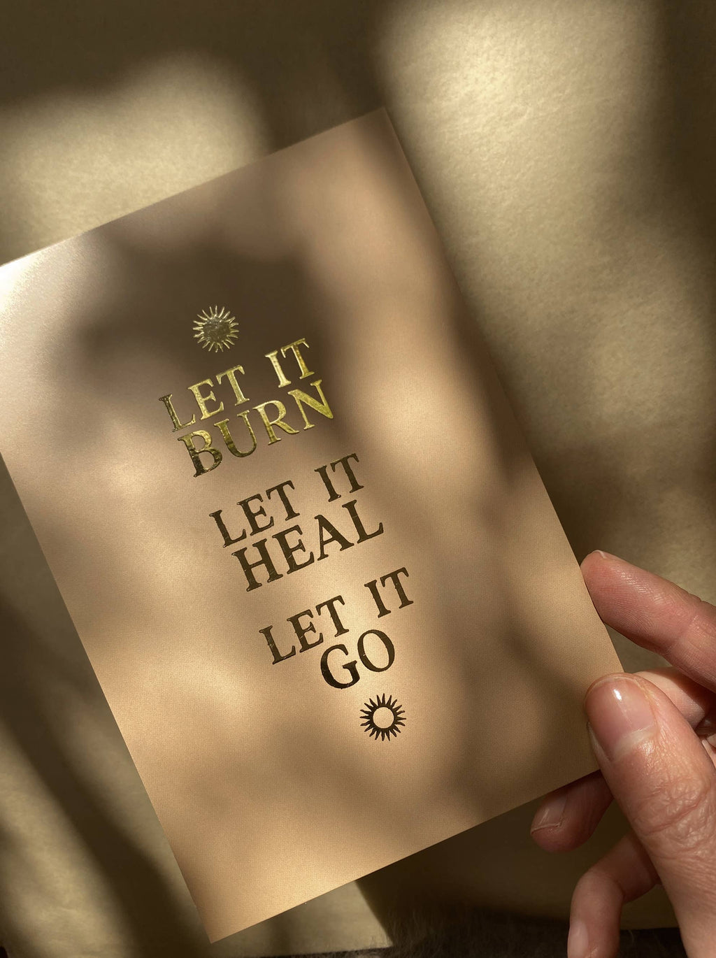 Postkarte „Let it burn. Let it heal. Let it go.“ von Anna Cosma A6, in der Hand
