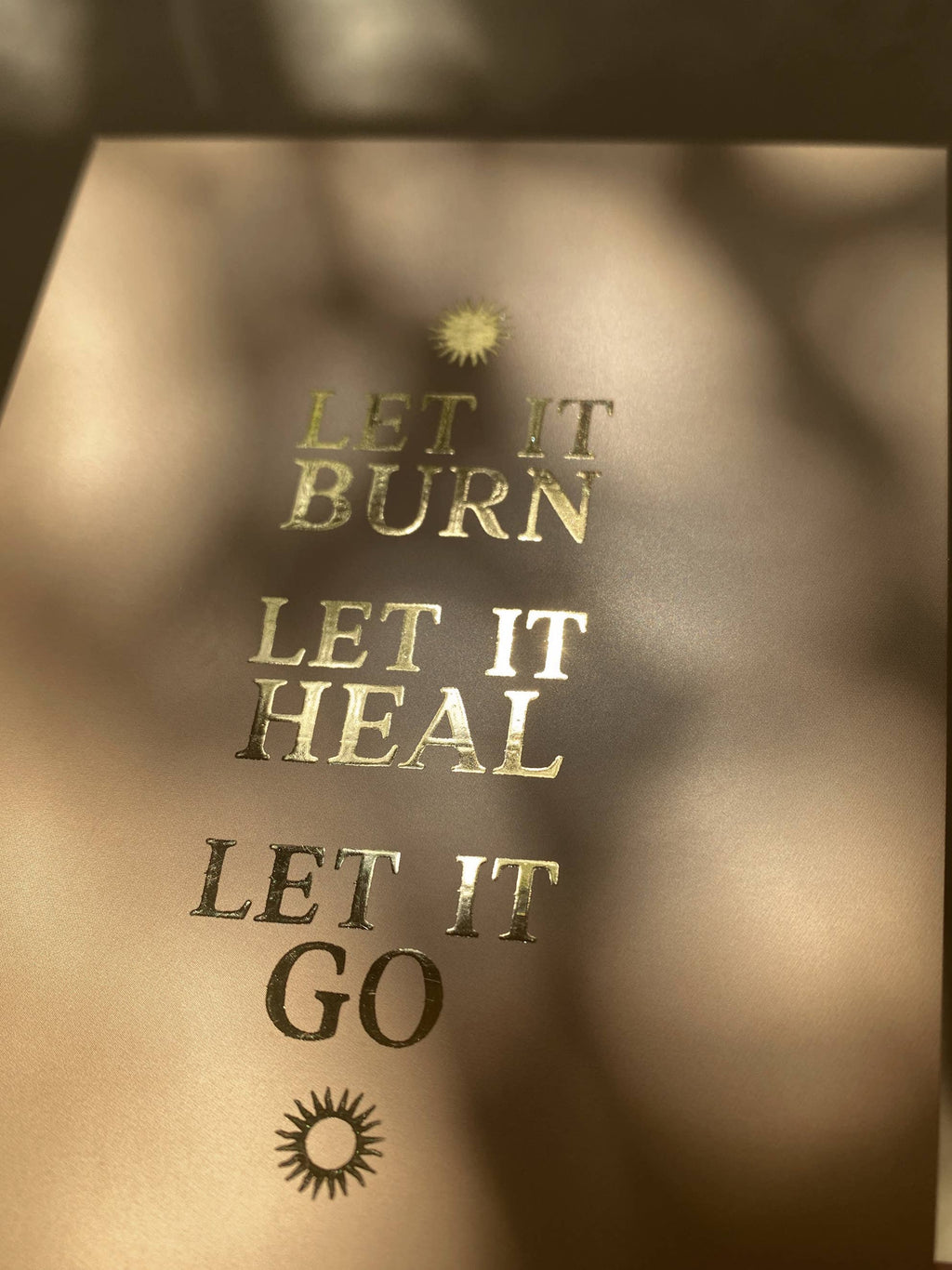 Postkarte „Let it burn. Let it heal. Let it go.“ von Anna Cosma A6, im Sonnenlicht