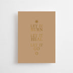 Postkarte „Let it burn. Let it heal. Let it go.“ von Anna Cosma A6, drei goldene Zeilen auf beigem Grund
