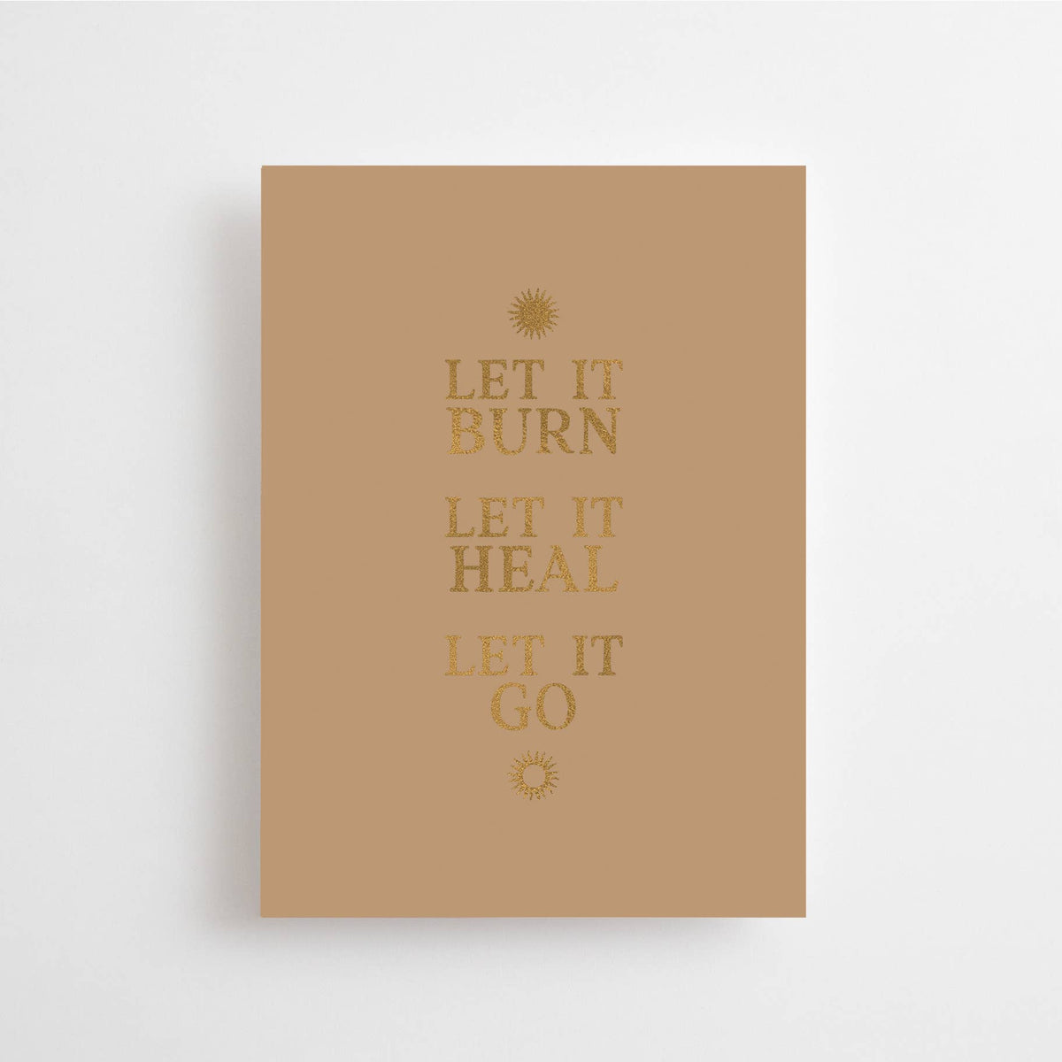 Postkarte „Let it burn. Let it heal. Let it go.“ von Anna Cosma A6, drei goldene Zeilen auf beigem Grund