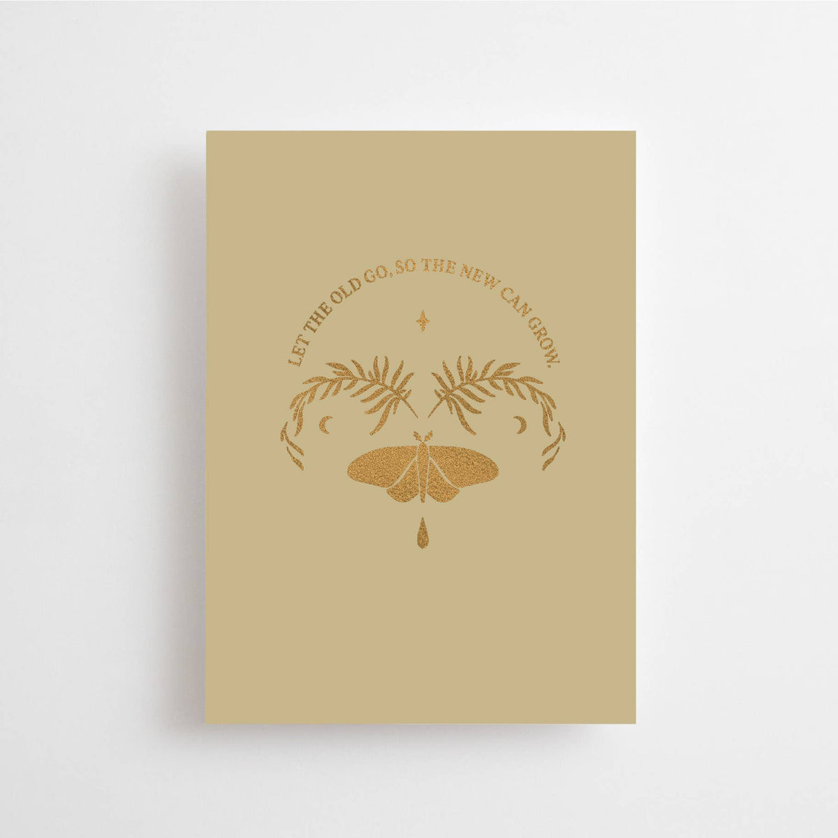 Postkarte „Let the old go, so the new can grow“ von Anna Cosma A6, goldener Spruch im Bogen über Zweigen und einem Falter