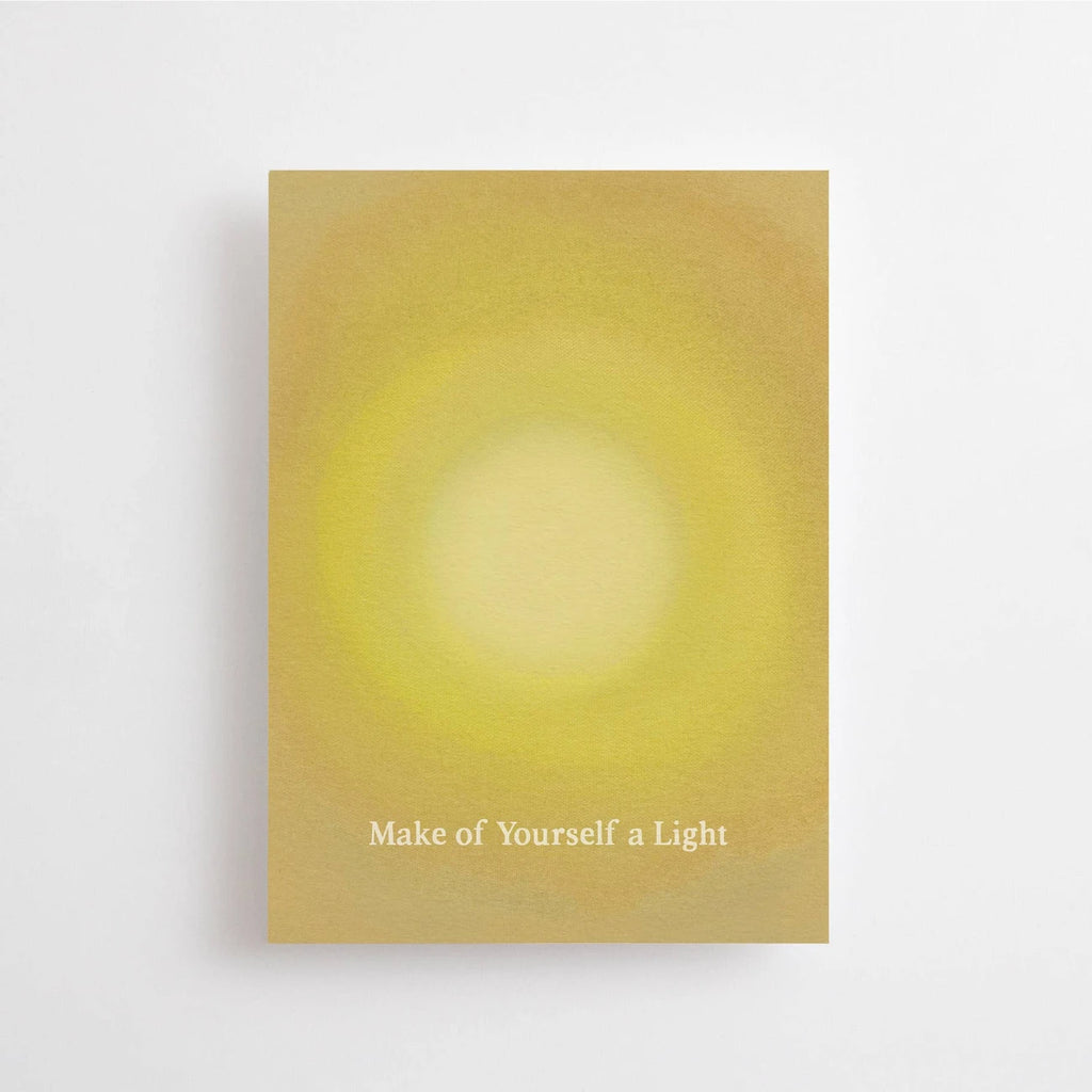 Postkarte „Make of yourself a light“ von Anna Cosma A6: eine gelbe Karte mit leuchtendem Sonnenkreis und dem Schriftzug „Make of yourself a light“