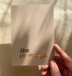 Postkarte „Mom, you are magic“ von Anna Cosma A6, in der Hand