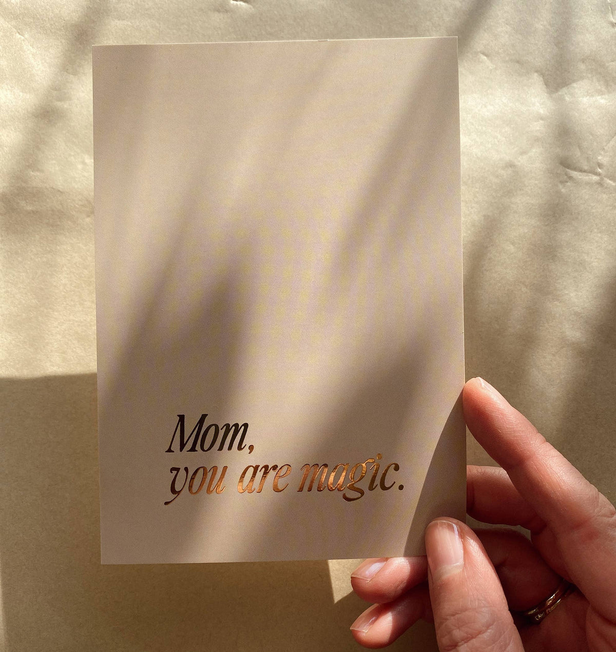 Postkarte „Mom, you are magic“ von Anna Cosma A6, in der Hand