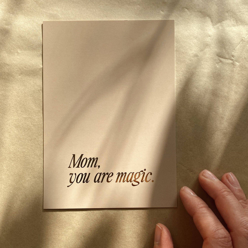 Postkarte „Mom, you are magic“ von Anna Cosma A6, im Sonnenlicht