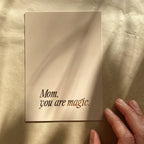 Postkarte „Mom, you are magic“ von Anna Cosma A6, im Sonnenlicht