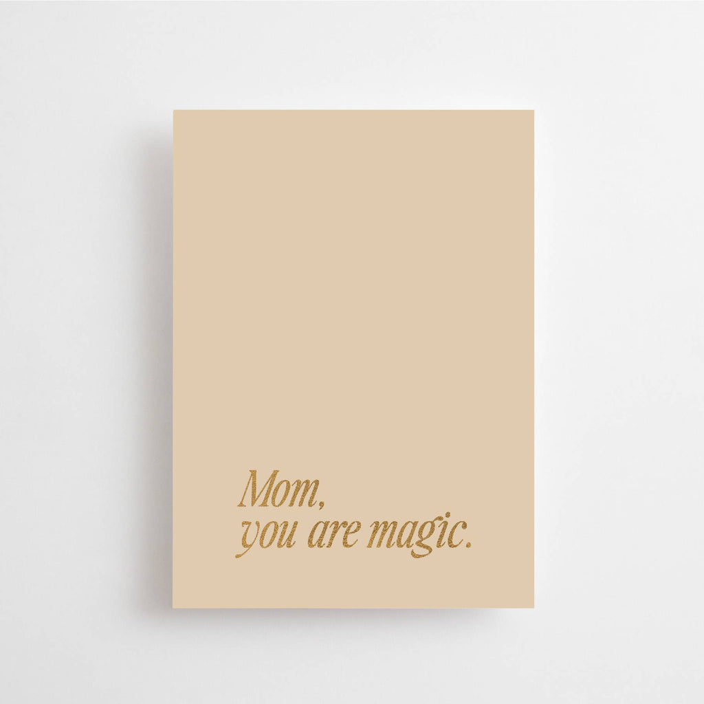 Postkarte „Mom, you are magic“ von Anna Cosma A6, goldene Schreibschrift auf hellem Papier