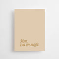 Postkarte „Mom, you are magic“ von Anna Cosma A6, goldene Schreibschrift auf hellem Papier