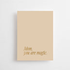 Postkarte „Mom, you are magic“ von Anna Cosma A6, goldene Schreibschrift auf hellem Papier