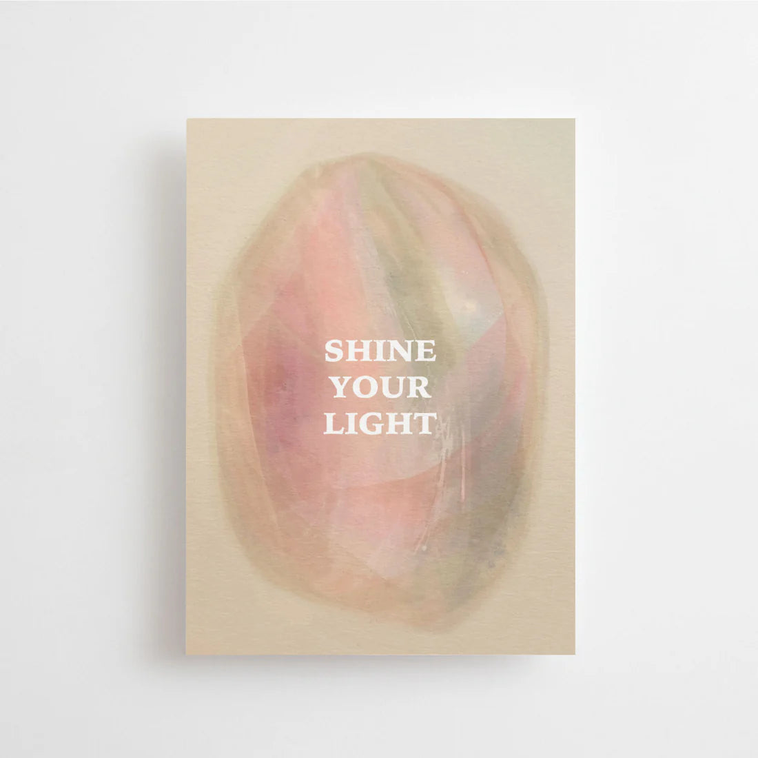 Postkarte Shine your light von Anna Cosma A6: eine Karte mit einem schimmernden Oval in Rosé, Grau und Grün, das an einen Opal erinnert, und dem Schriftzug „Shine your light“