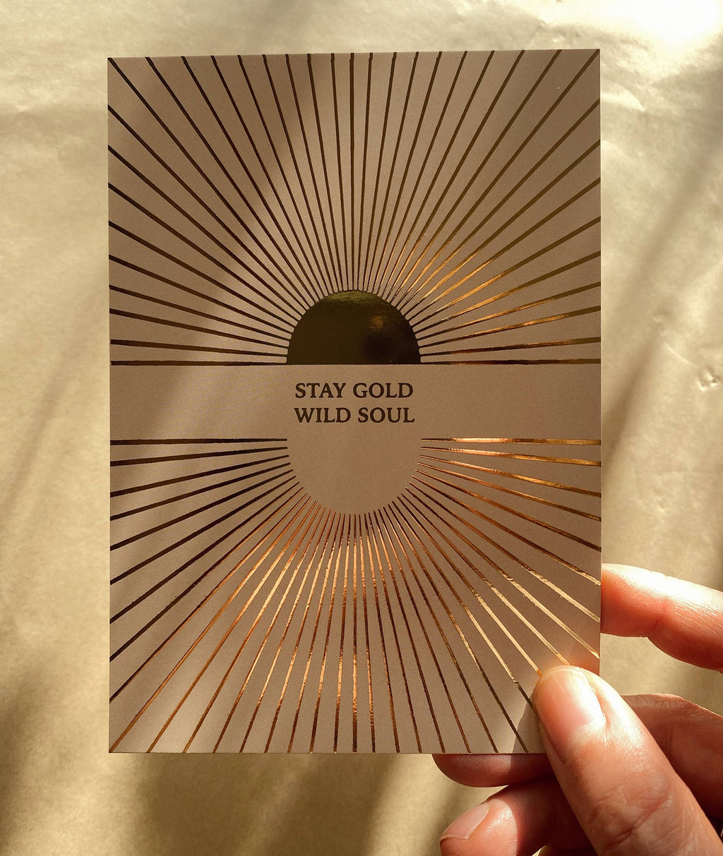 Postkarte „Stay gold wild soul“ von Anna Cosma A6, in der Hand