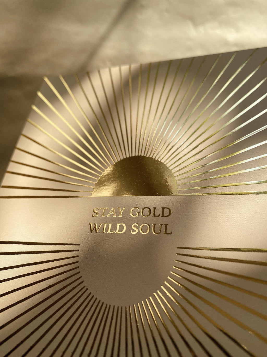 Postkarte „Stay gold wild soul“ von Anna Cosma A6, im Sonnenlicht