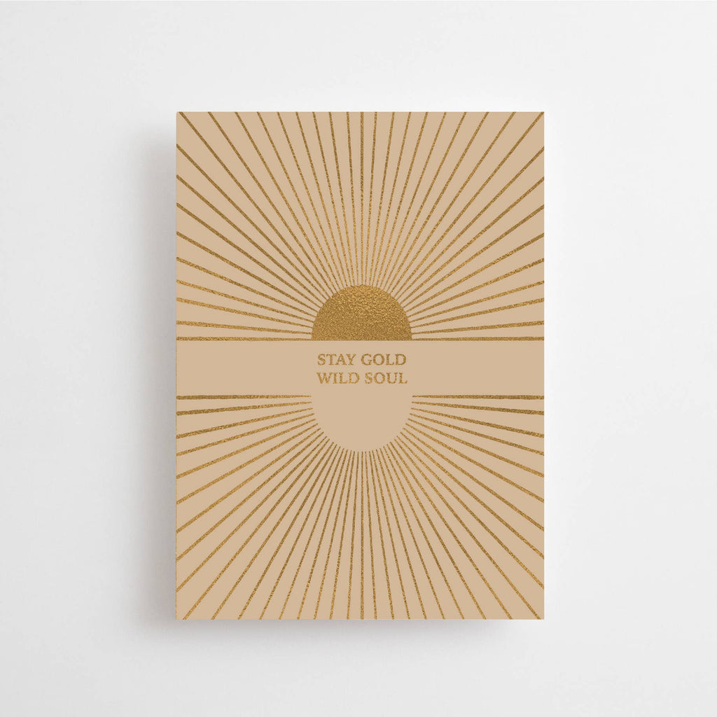 Postkarte „Stay gold wild soul“ von Anna Cosma A6, goldene Sonnenstrahlen auf sandfarbenem Grund
