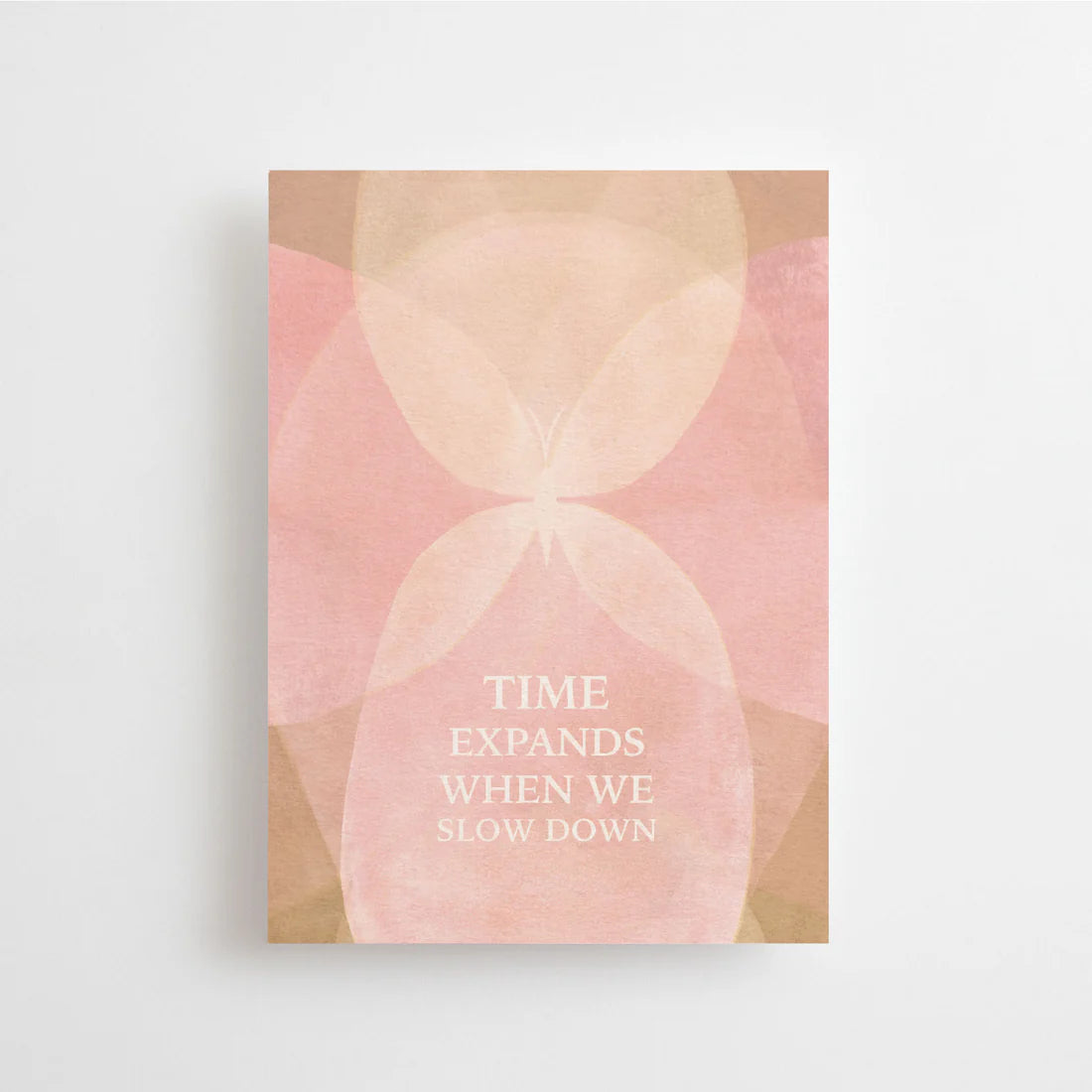 Postkarte Time expands when we slow down von Anna Cosma A6: eine rosafarbene Karte mit sanften Bogenformen wie eine Sanduhr und dem Schriftzug „Time expands when we slow down“