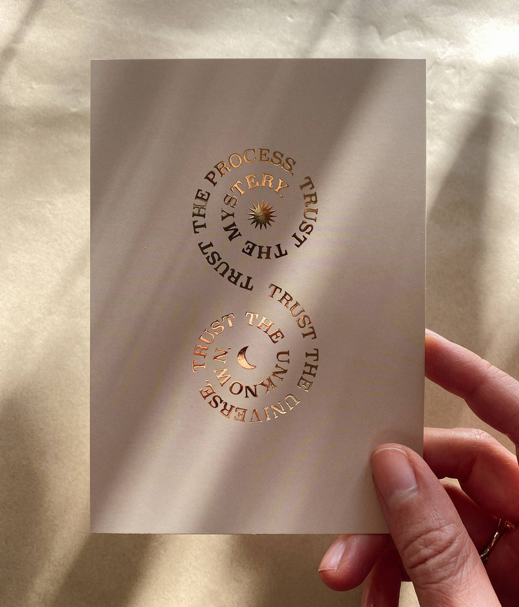 Postkarte „Trust the process“ von Anna Cosma A6, in der Hand im Sonnenlicht