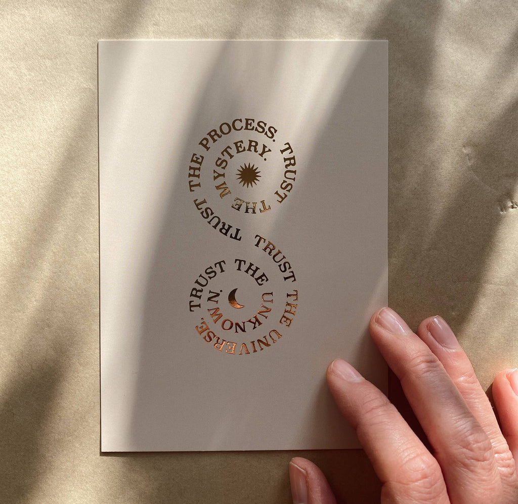 Postkarte „Trust the process“ von Anna Cosma A6, im Sonnenlicht