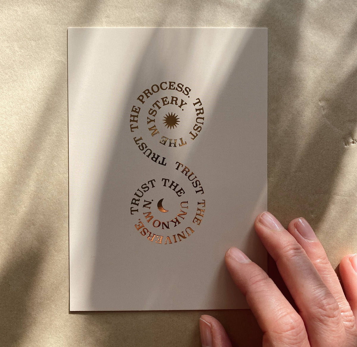 Postkarte „Trust the process“ von Anna Cosma A6, im Sonnenlicht