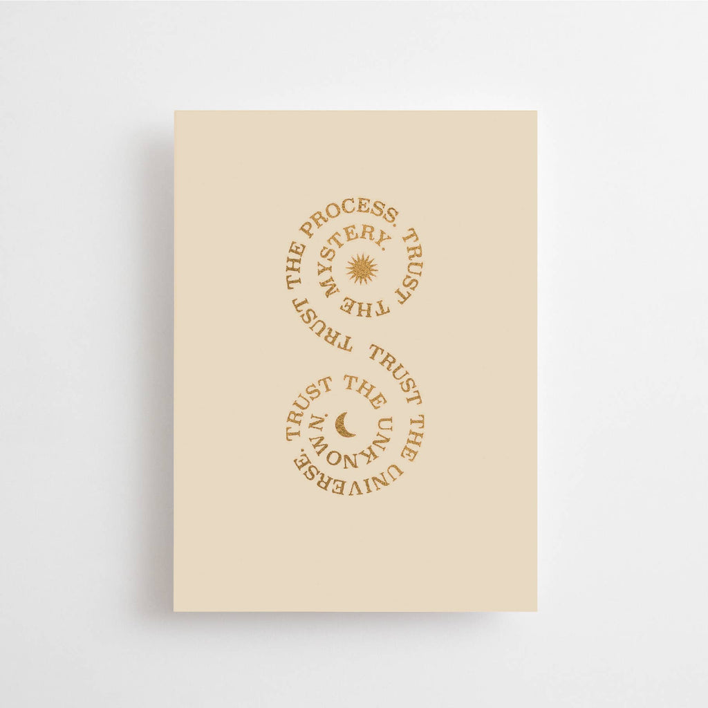 Postkarte „Trust the process“ von Anna Cosma A6, goldener Spruch in zwei Kreisen auf hellem Papier