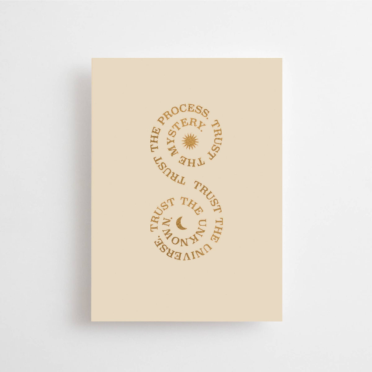 Postkarte „Trust the process“ von Anna Cosma A6, goldener Spruch in zwei Kreisen auf hellem Papier