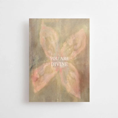 Postkarte You are divine von Anna Cosma A6: eine olivbeige Karte mit einer weich verschwommenen Blüte in Rosé und Pfirsich und dem Schriftzug „You are divine“