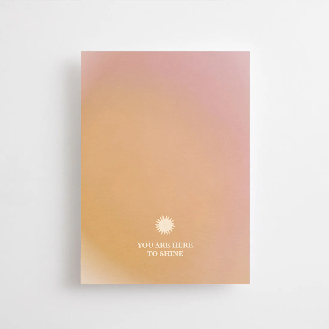 Postkarte You are here to shine – Solarplexus-Chakra von Anna Cosma A6: eine Chakrakarte im Verlauf von Rosé zu Sonnengelb mit kleinem Sonnensymbol und dem Schriftzug „You are here to shine“
