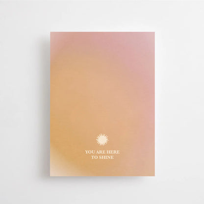 Postkarte You are here to shine – Solarplexus-Chakra von Anna Cosma A6: eine Chakrakarte im Verlauf von Rosé zu Sonnengelb mit kleinem Sonnensymbol und dem Schriftzug „You are here to shine“