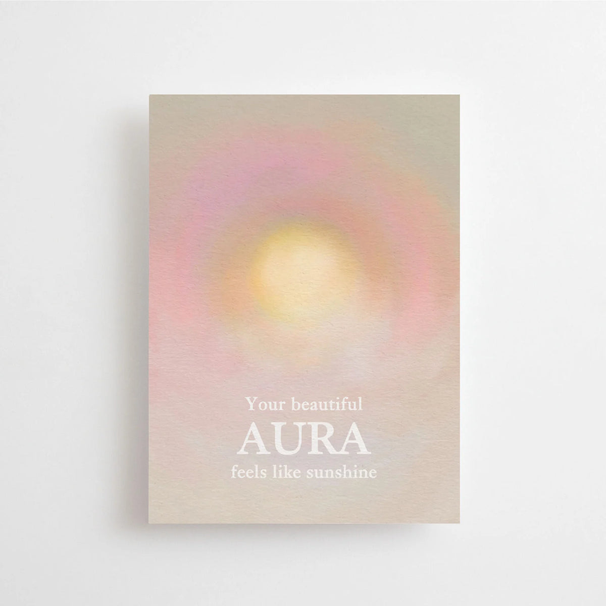 Postkarte Your beautiful aura feels like sunshine von Anna Cosma A6: eine Karte mit weich verlaufender Aura in Rosé, Gelb und Grau und dem Schriftzug „Your beautiful Aura feels like sunshine“