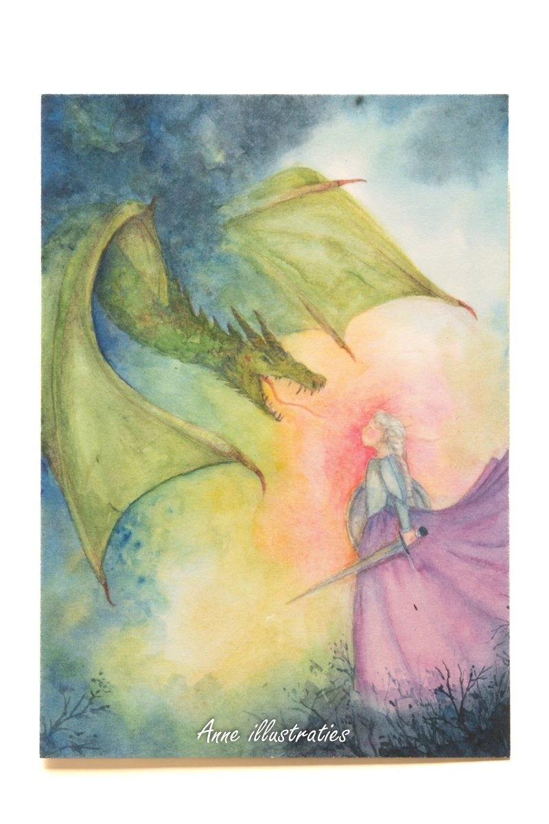 Postkarte Drachenkampf von Anne Gies A6: eine Gestalt im violetten Umhang streckt einem grünen Drachen in einem Lichtschein in Regenbogenfarben ein Schwert entgegen
