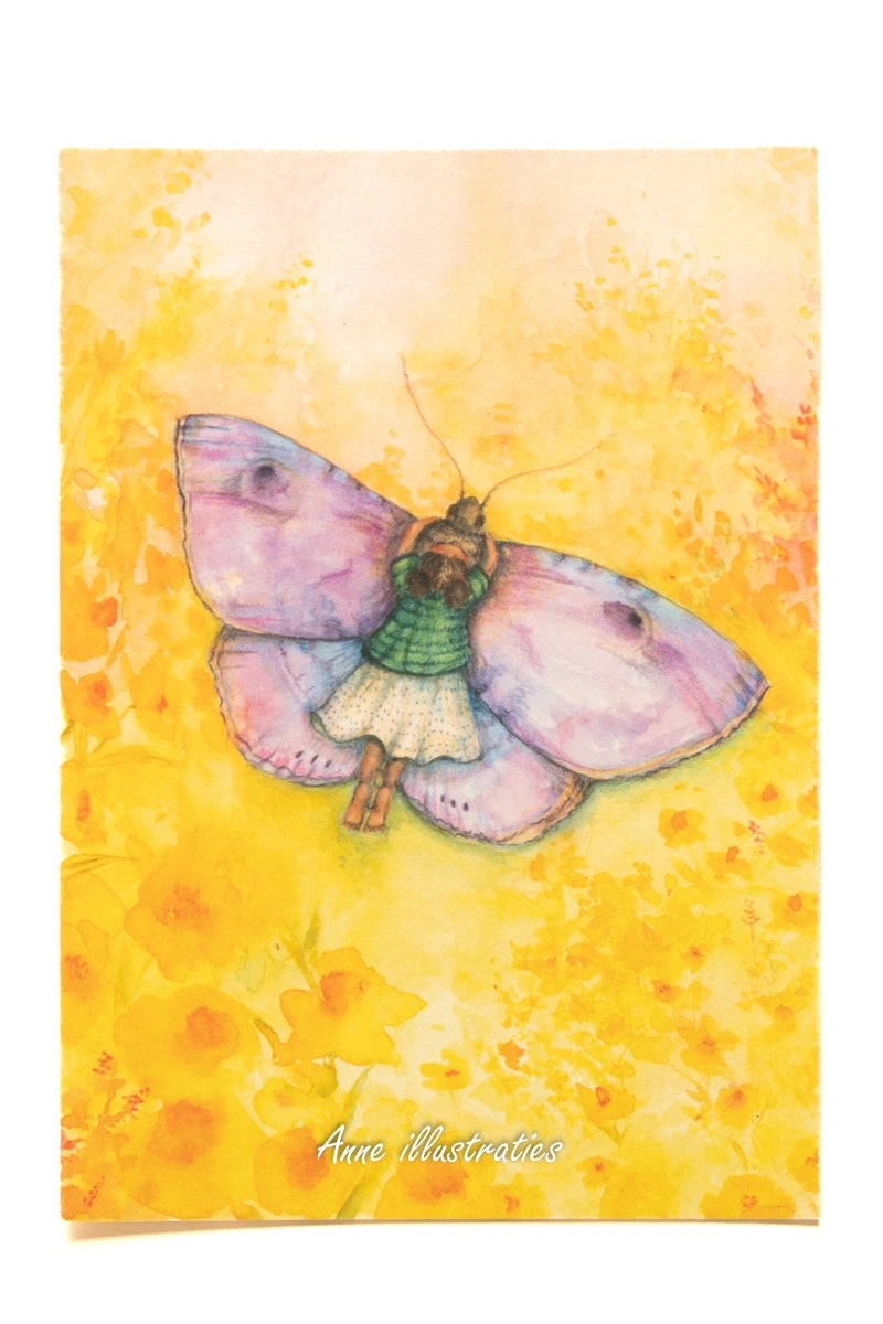 Postkarte Frühlingsschmetterling von Anne Gies A6: ein kleines Kind mit rosa Schmetterlingsflügeln schwebt über einem Meer aus gelben Frühlingsblumen