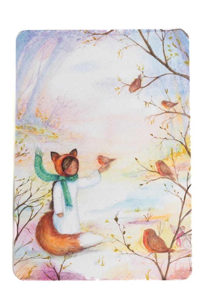 Postkarte Fuchskind von Anne Gies A6: ein Kind in Fuchskapuze mit grünem Schal streckt die Hand nach Rotkehlchen auf den Zweigen aus, alles in zarten Pastelltönen
