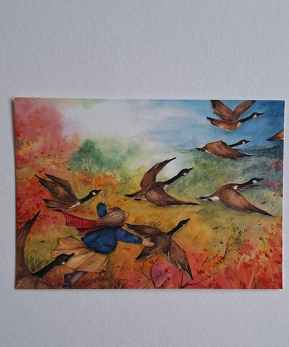 Postkarte Gänseflug von Anne Gies A6: ein Kind in blauer Jacke mit rotem Schal fliegt mit einer Schar Wildgänse über eine bunte Herbstlandschaft