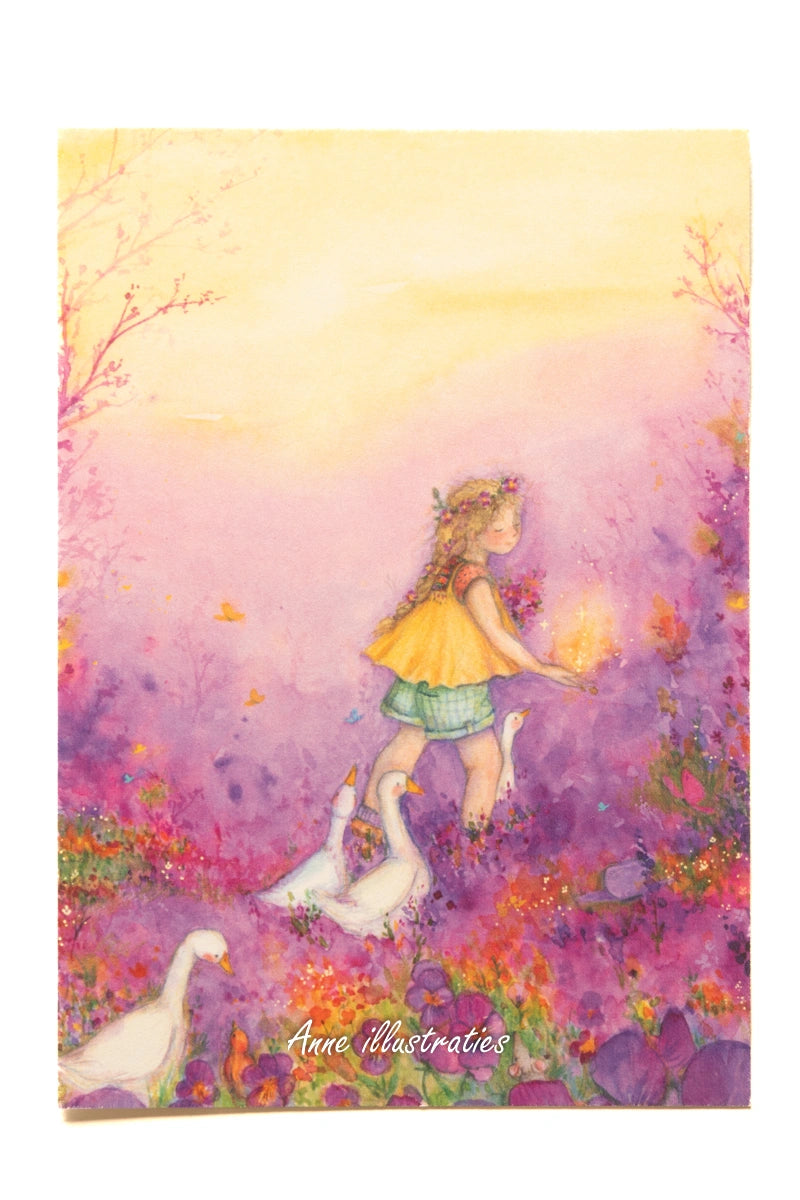 Postkarte Gänsemädchen von Anne Gies A6: ein Mädchen mit Blumenkranz im gelben Kleid trägt ein kleines Licht durch eine violette Blumenwiese, umgeben von weißen Gänsen