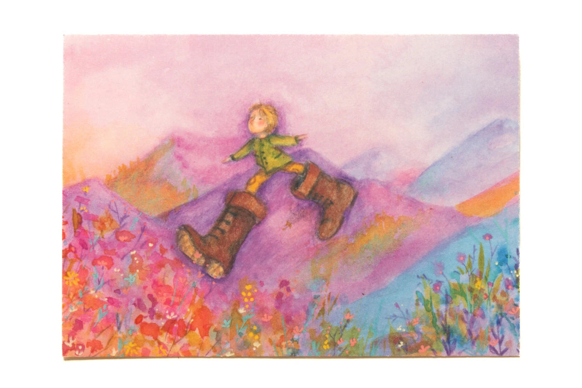 Postkarte Kleiner Däumling von Anne Gies A6: ein kleiner Junge in Grün stapft in riesigen braunen Siebenmeilenstiefeln über violette Berge, vorn eine bunte Blumenwiese