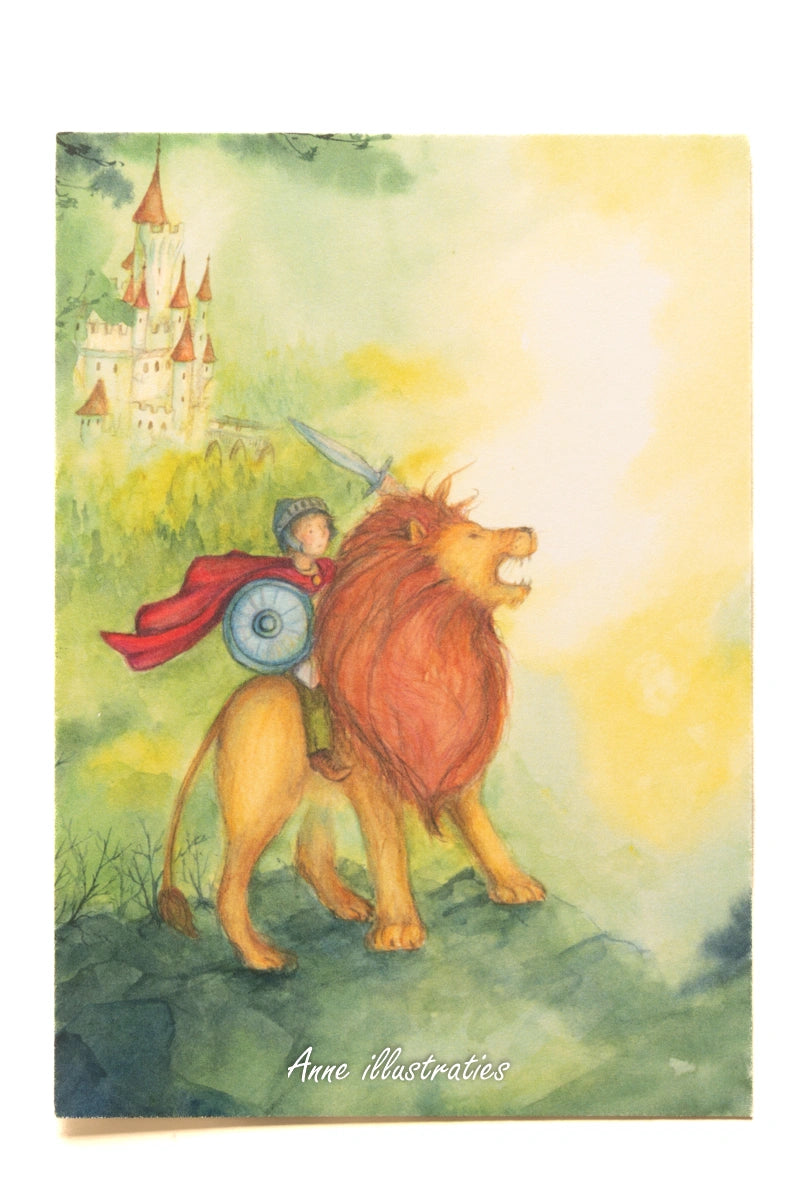 Postkarte Löwe von Anne Gies A6: ein Kind mit Helm, rotem Umhang und Schild reitet auf einem Löwen, im Hintergrund ein Schloss