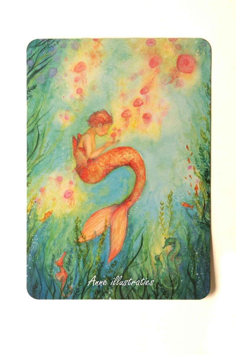 Postkarte Meermann von Anne Gies A6: ein Meermann mit orangem Fischschwanz schwimmt zwischen Seegras auf leuchtende rote Quallen zu