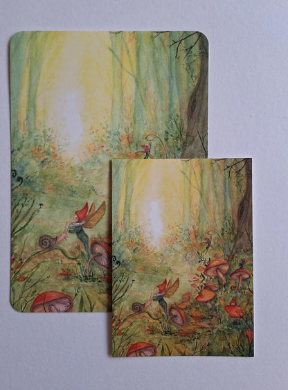 Postkarte Pixie von Anne Gies A6 neben dem Kunstdruck A5 im Größenvergleich