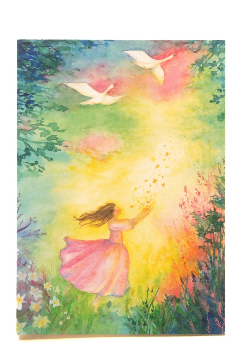 Postkarte Schmetterlingsflug von Anne Gies A6: ein Mädchen im rosa Kleid streckt die Arme nach weißen Vögeln und Schmetterlingen im hellen Himmel aus, ringsum Blumen