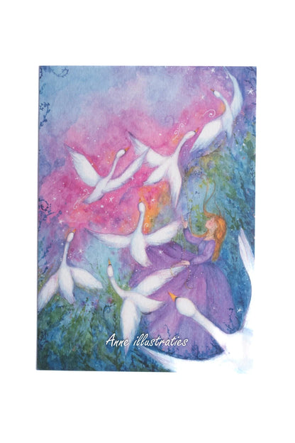 Postkarte Sieben Schwäne von Anne Gies A6: eine Gestalt im violetten Kleid ist von sieben weißen Schwänen umgeben, die durch einen rosa leuchtenden Himmel fliegen