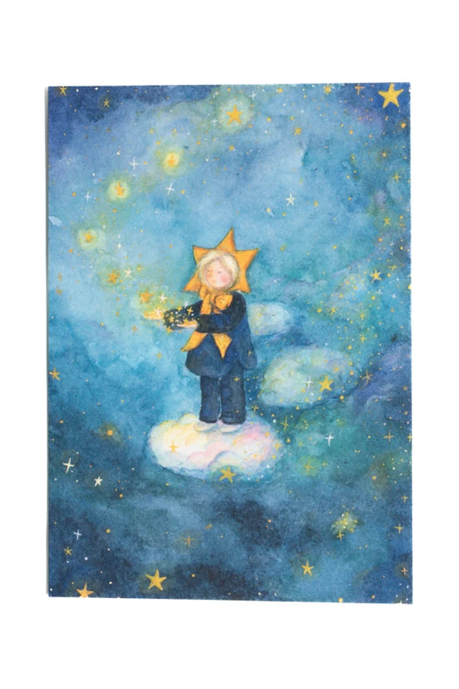 Postkarte Sternenkind von Anne Gies A6: ein Kind mit leuchtender Sternenkrone steht auf einer Wolke in einem tiefblauen Sternenhimmel