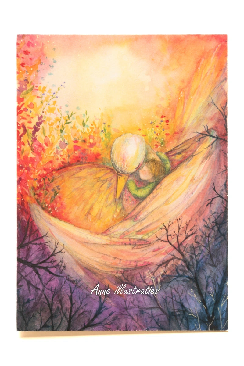 Postkarte Trostvogel von Anne Gies A6: ein großer goldener Vogel hält ein schlafendes Kind geborgen unter seinem Flügel, ringsum Herbstfarben